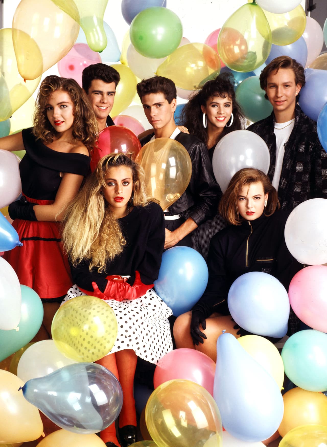 Proveniente de una familia de Toreros, Capetillo comenzó su preparación tomando cursos con la actriz Martha Zavaleta y en el Centro de Capacitación Artística de Televisa. Participó en algunos proyectos, sin embargo, su integración al grupo de pop Timbiriche, en 1985, marcó su gran debut al mundo del espectáculo.