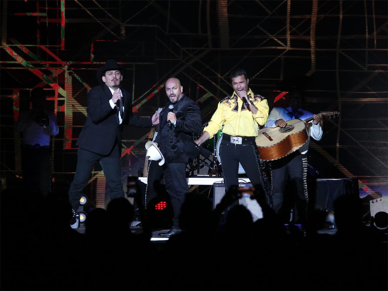 José Manuel Figueroa, Lupillo Rivera y Pablo Montero fueron algunos de los intérpretes que pusieron a bailar a los miles de asistentes.
