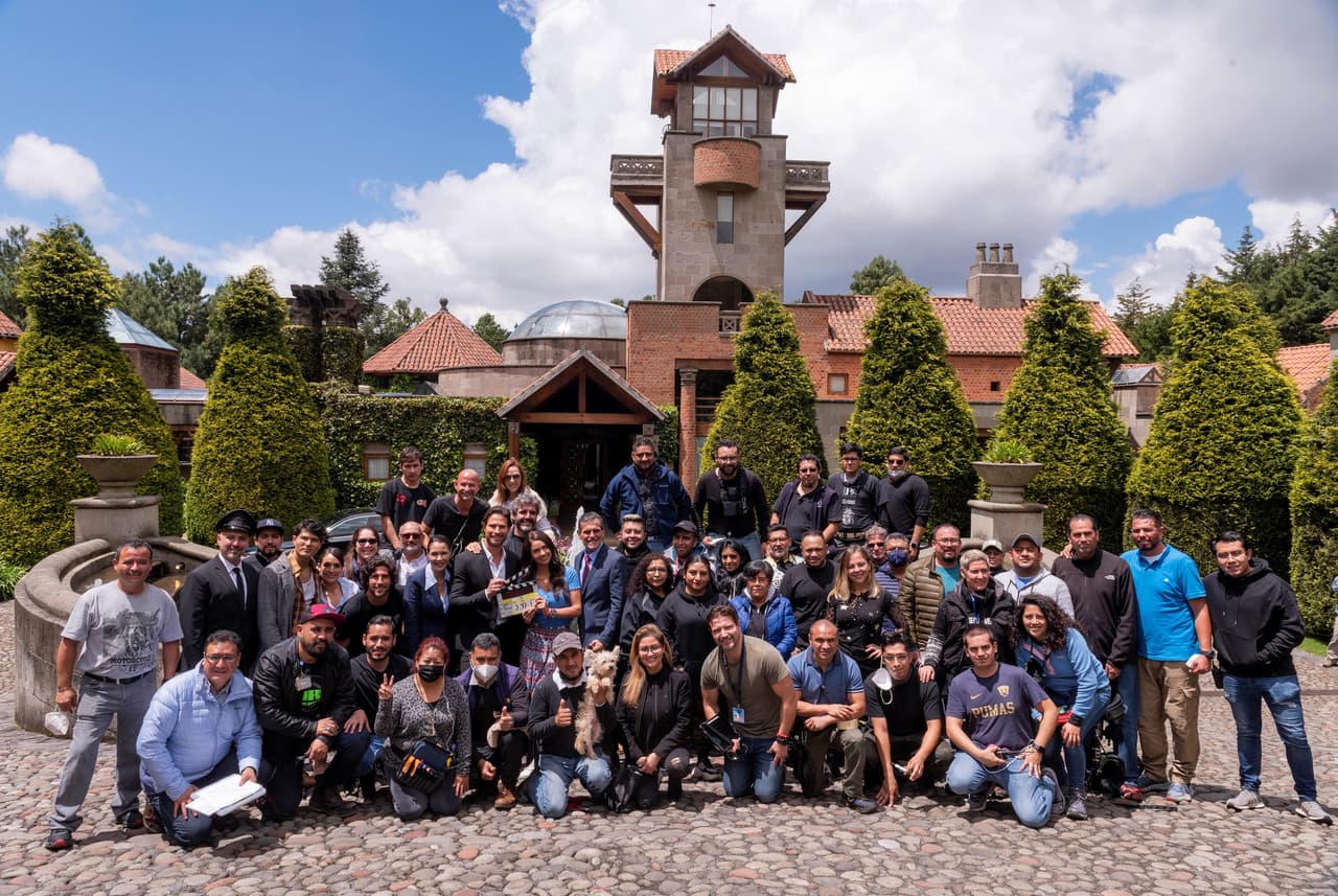 El elenco y el equipo de producción se tomó la primera fotografía oficial de la telenovela.