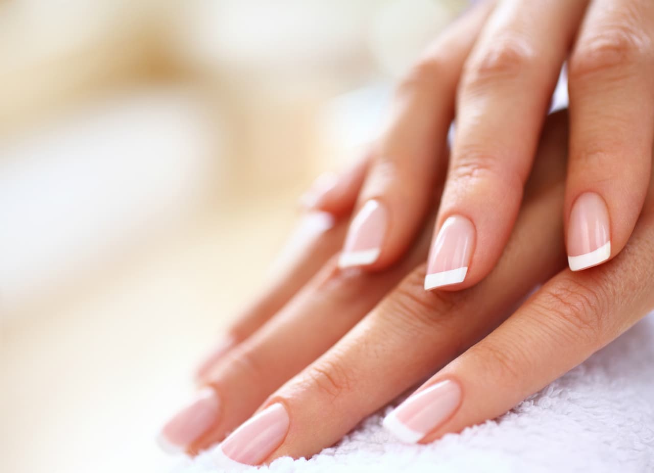 Diseños de uñas blancas navideñas fáciles y rápidos de hacer