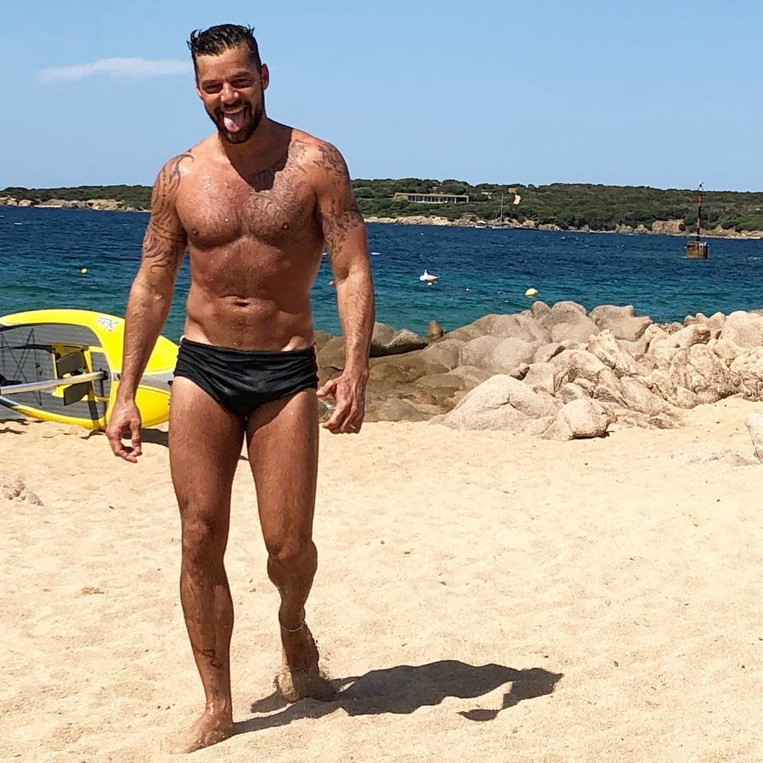 Ricky Martin. Desde hace años, el cantante practica Kriya Yoga, la cual le permite relajarse, eliminar el estrés y mejorar su respiración.