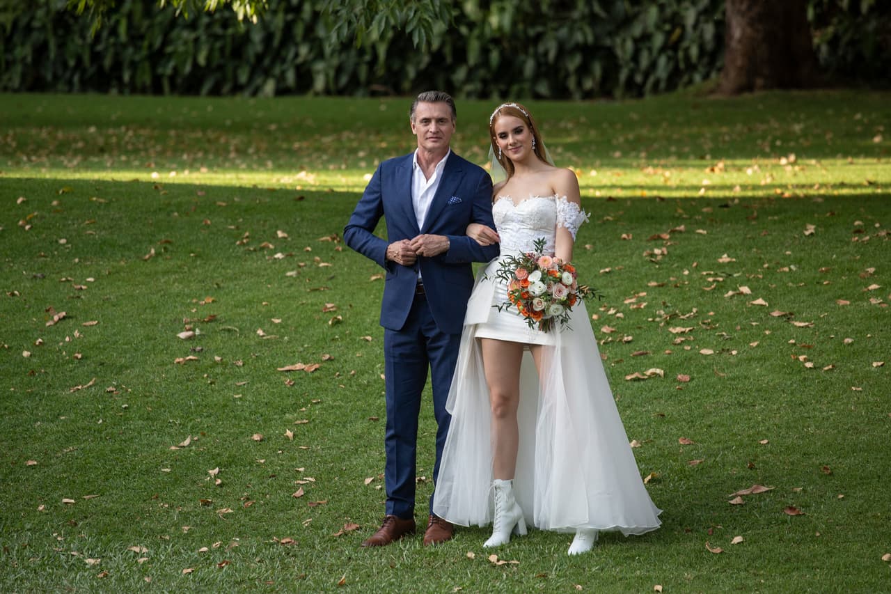 ¡Llegó el día de la boda de Katya con Diego! Tyler, el padrino del enlace matrimonial, posa feliz con la hermosa novia.