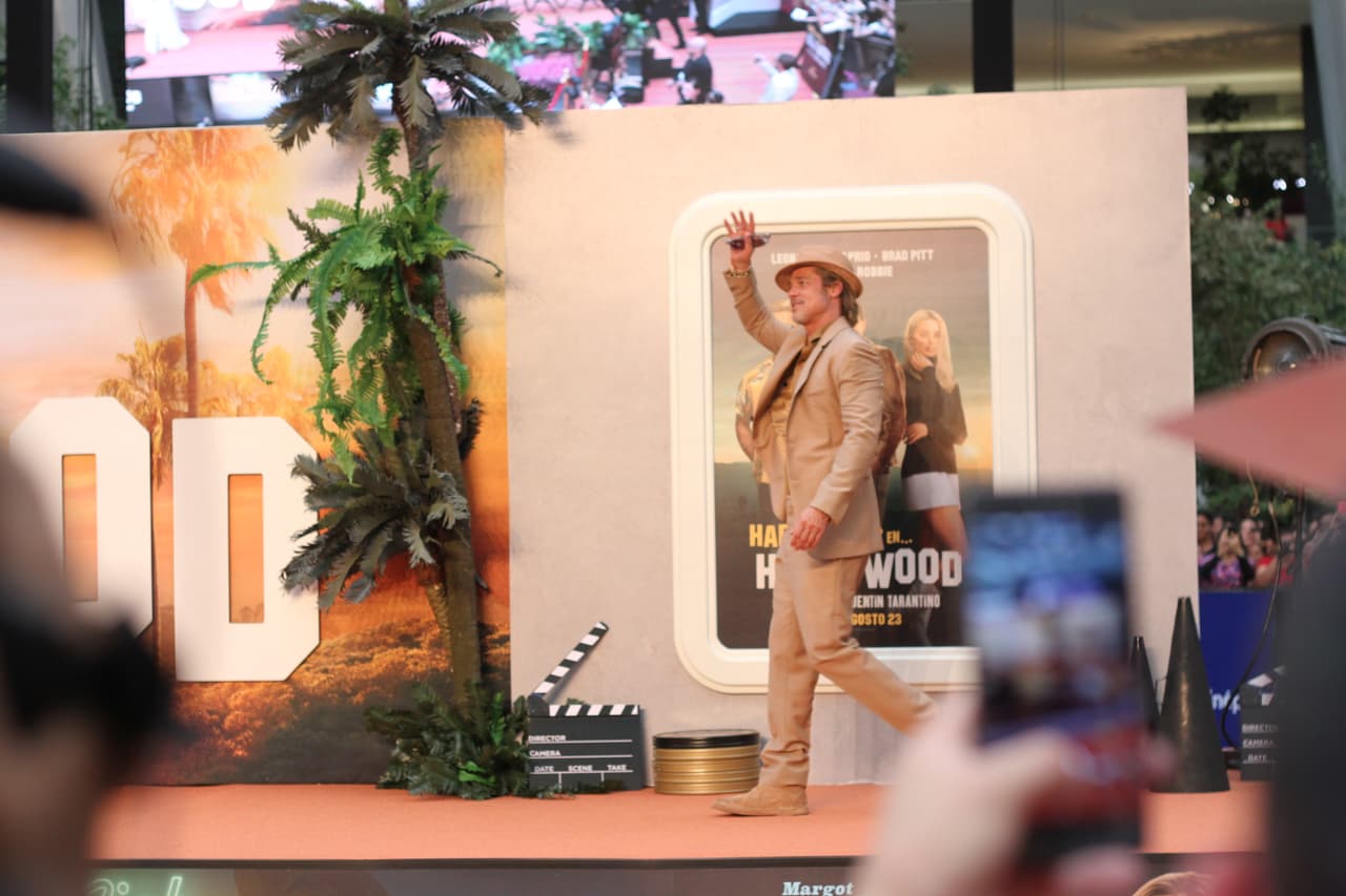 El actor, de 55 años, acudió a la cita, pactada al norte de la Ciudad de México, vistiendo un traje color beige, un sombrero tipo Panamá y una camisa tipo polo acorde con su look, el cual fue casual y elegante a la vez.