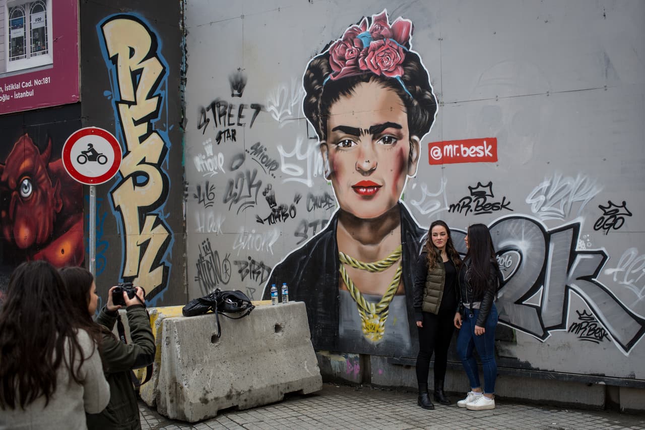Frida Kahlo - No podíamos hablar de cejas sin mencionar a la talentosa pintora mexicana, quien además de dejar huella con sus extraordinarios cuadros y autorretratos, siempre ha sido distinguida por sus icónicas cejas gruesas, negras y unidas.