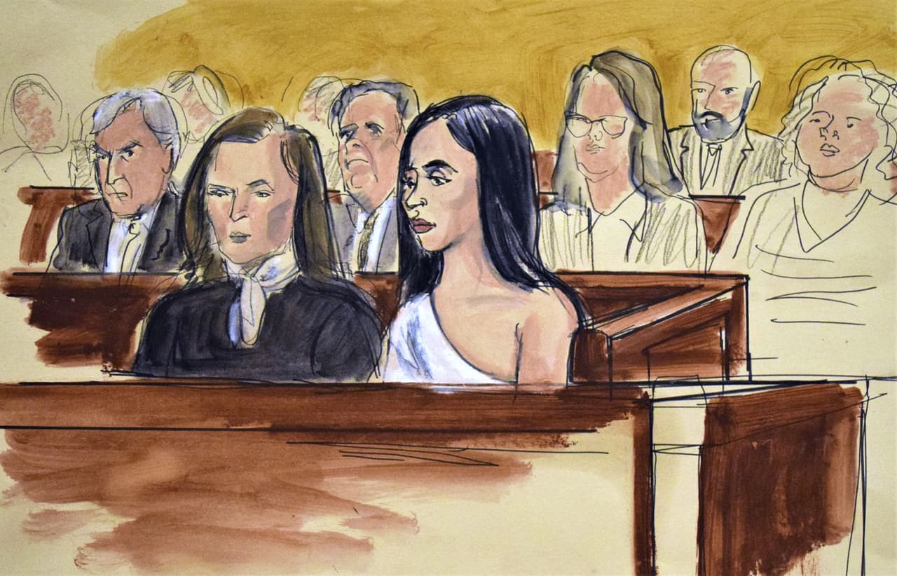 Desde que su esposo fuera detenido en 2016 en México y posteriormente extraditado a Estados Unidos acusado de introducir 155 toneladas de cocaína a la Unión Americana, Corona ha estado al pendiente de él.