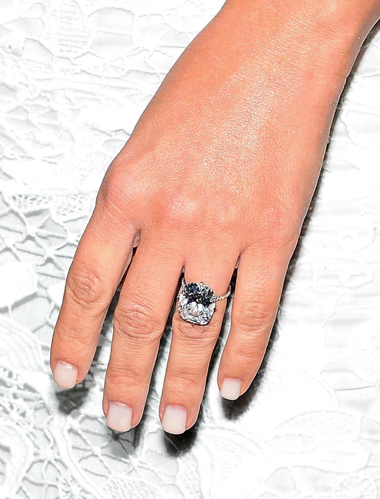Kim Kardashian - La celebridad estadounidense se dejó ver con el deslumbrante anillo que su ahora ex esposo, Kanye West, le dio en octubre de 2013. Kim posó en un famoso club nocturno de Las Vegas al que asistió para festejar su cumpleaños número 33, con esta joya valuada en más de 8 millones de dólares (160 millones de pesos). Este anillo, no obstante, le fue robado durante su estancia en un hotel de París.