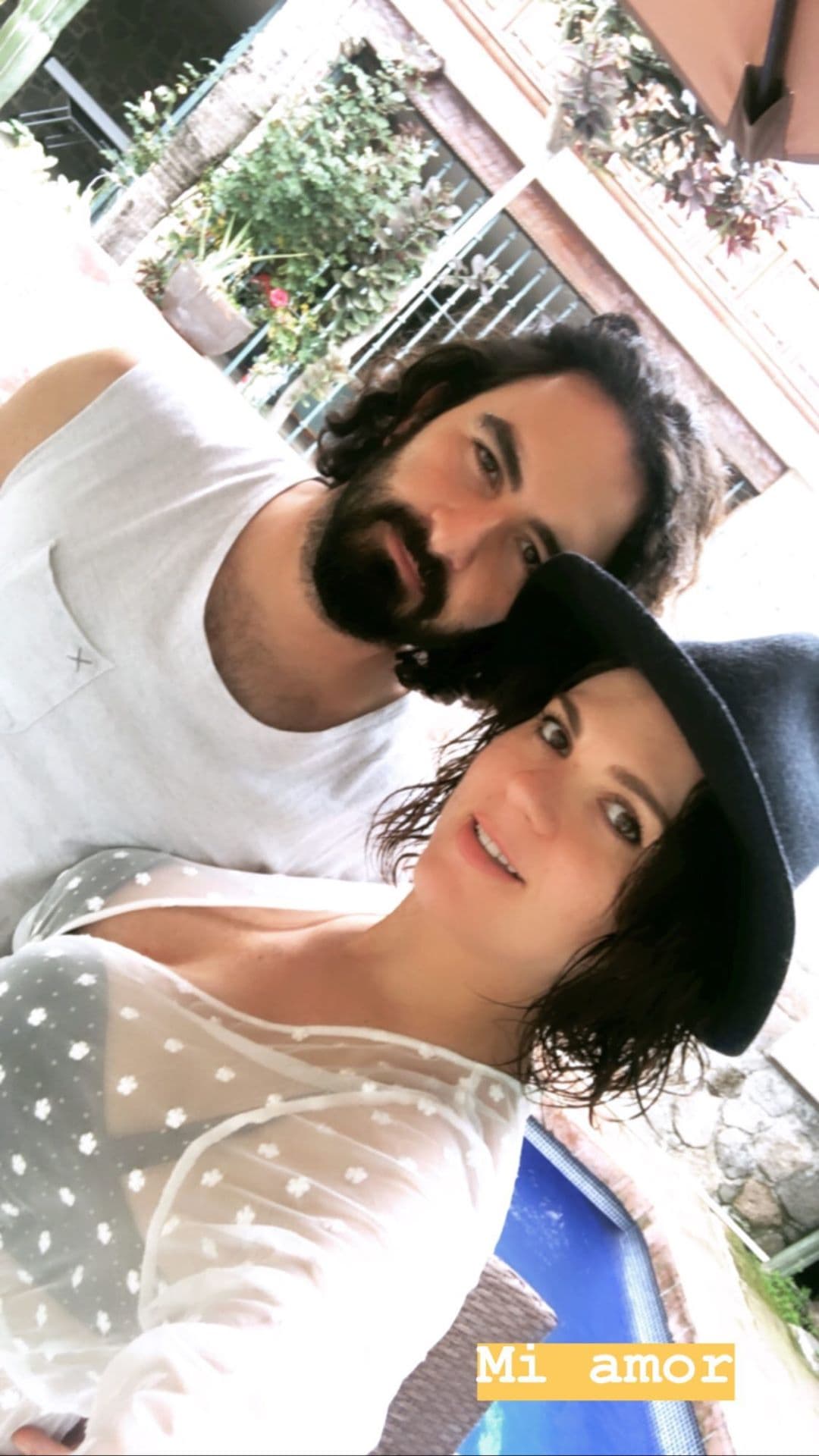 La foto romántica no pudo faltar y la actriz se dejó ver al lado de su pareja a quien dedicó un tierno 'Te amo'. Se espera que Zoraida Gómez debute como mamá el mes de septiembre.