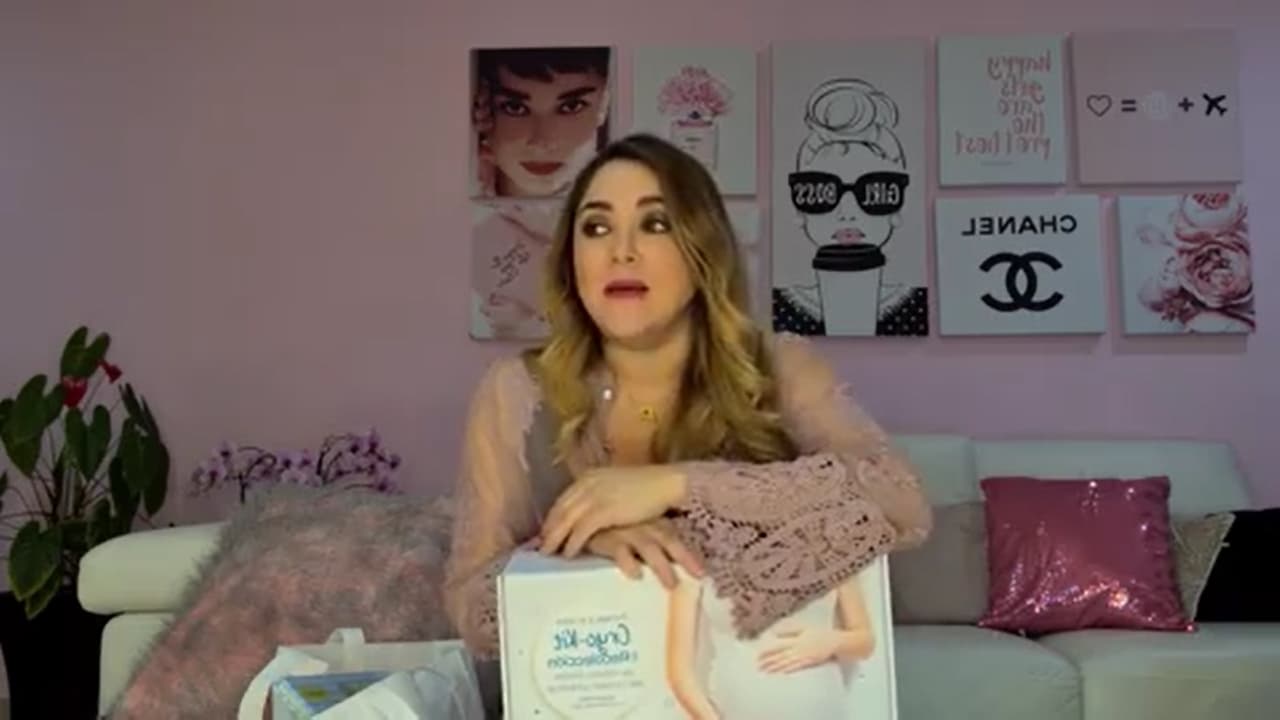 La sala fue modificada, ahora tiene más cuadros de personalidades que admira y la pintó de un tono rosa, el color favorito de la actriz.