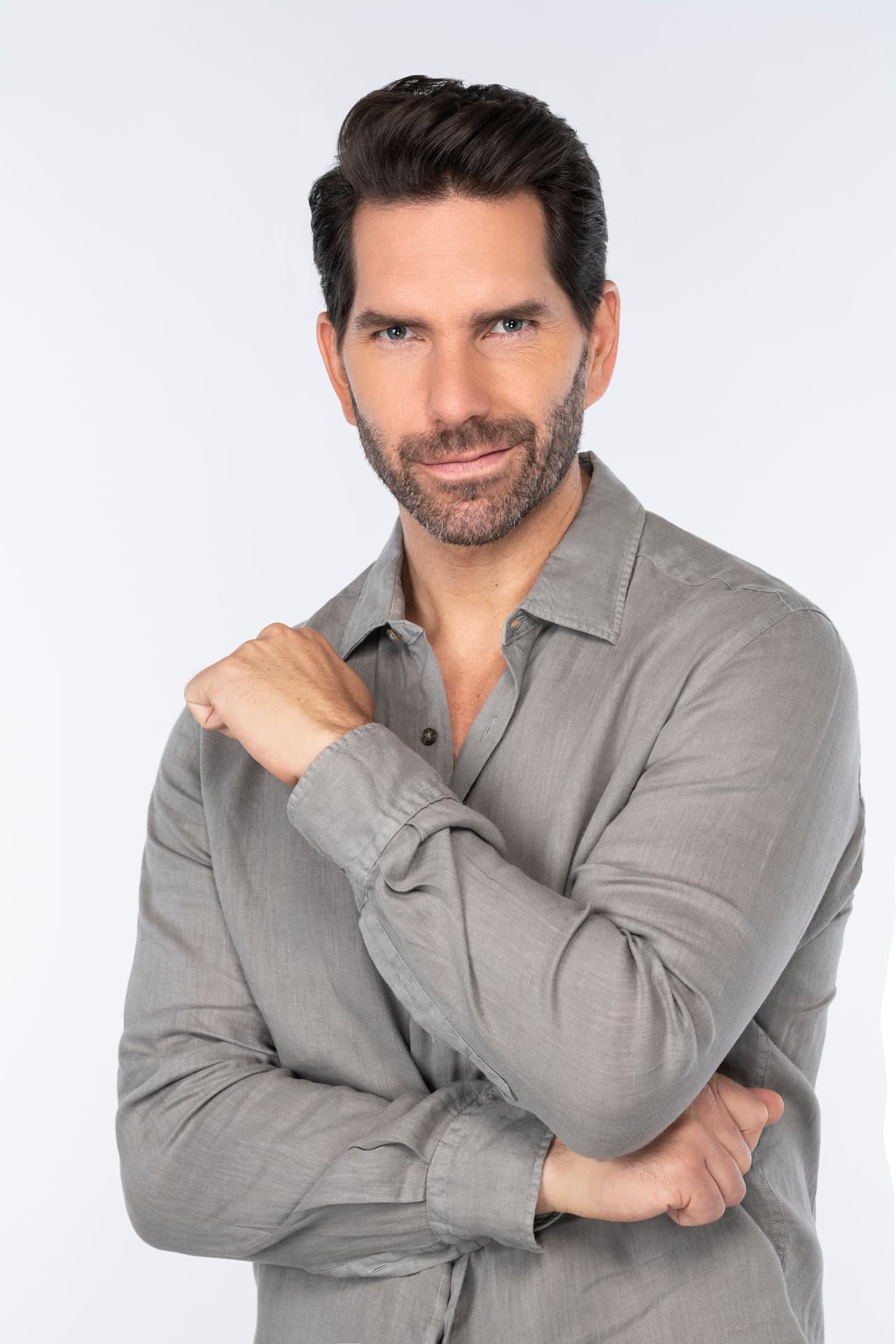 'Alfredo' es un hombre atractivo que sabe utilizar su encanto y su experiencia para conquistar y seducir a las mujeres con la finalidad de explotarlas y desecharlas cuando ya no le son de utilidad. Arap Bethke, quien regresa a las telenovelas, interpreta a este personaje.