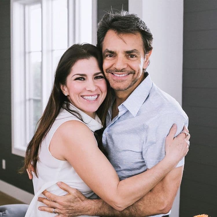 Eugenio Derbez presume en bata cómo celebró al amor con Ale Rosaldo y Thalía dice: “Papichulo”