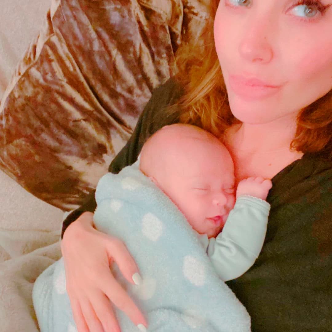 En los últimos meses, Anahí ha compartido más detalles sobre la maternidad a través de su sitio web y en Instagram, donde anunció que el pasado 2 de febrero llegó a sus vidas el pequeño Emiliano.