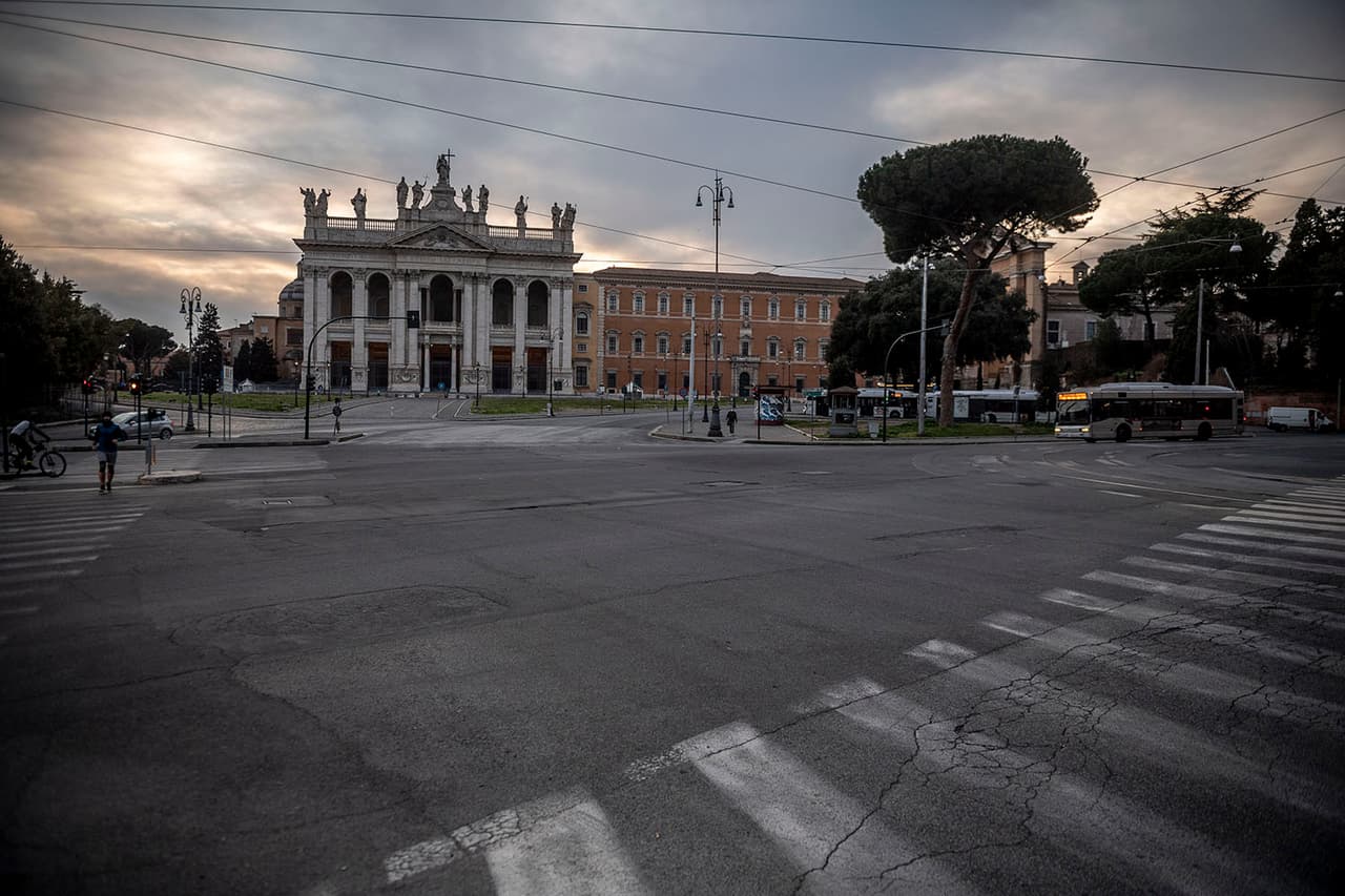 Roma, Italia.
<br>
<br>Así luce la Basílica de San Giovanni, en Laterano, completamente vacía y sin transito durante la emergencia del Cornavirus, cuya imagen fue tomada el 17 de marzo de 2020. El gobierno Italia continúa aplicando las medidas necesarias para evitar la propagación del COVID-19 en dicho país.