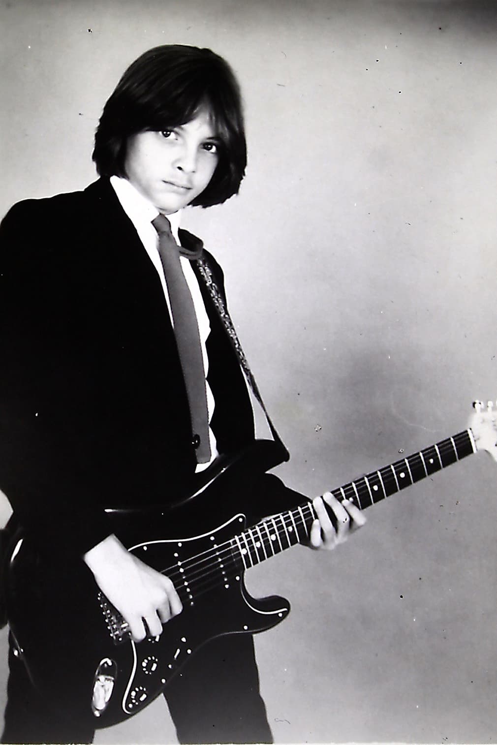 Tras firmar un contrato con la disquera EMI, el intérprete grabó su primer disco en 1982, a los 12 años, titulado ‘1+1= 2 enamorados’; posteriormente salió a la venta ‘Directo al corazón’.