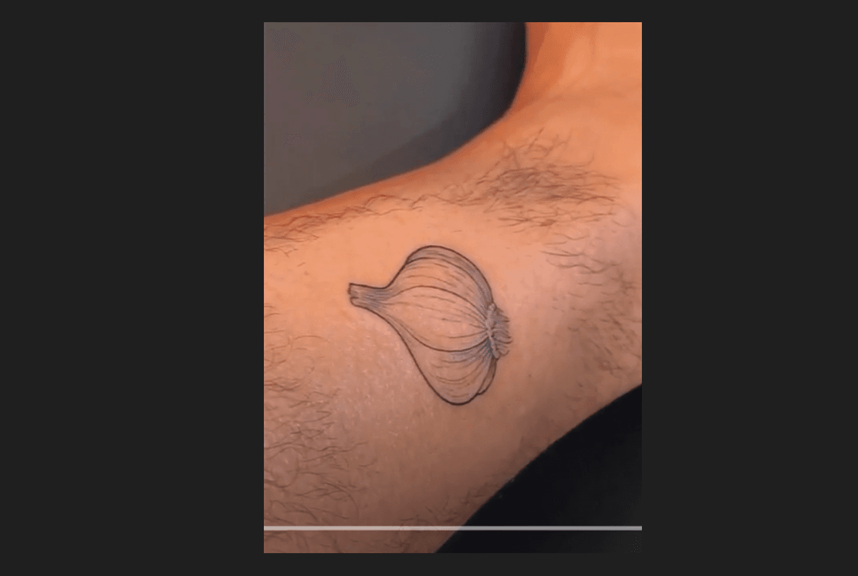Un ajo, el nuevo tatuaje de Camilo