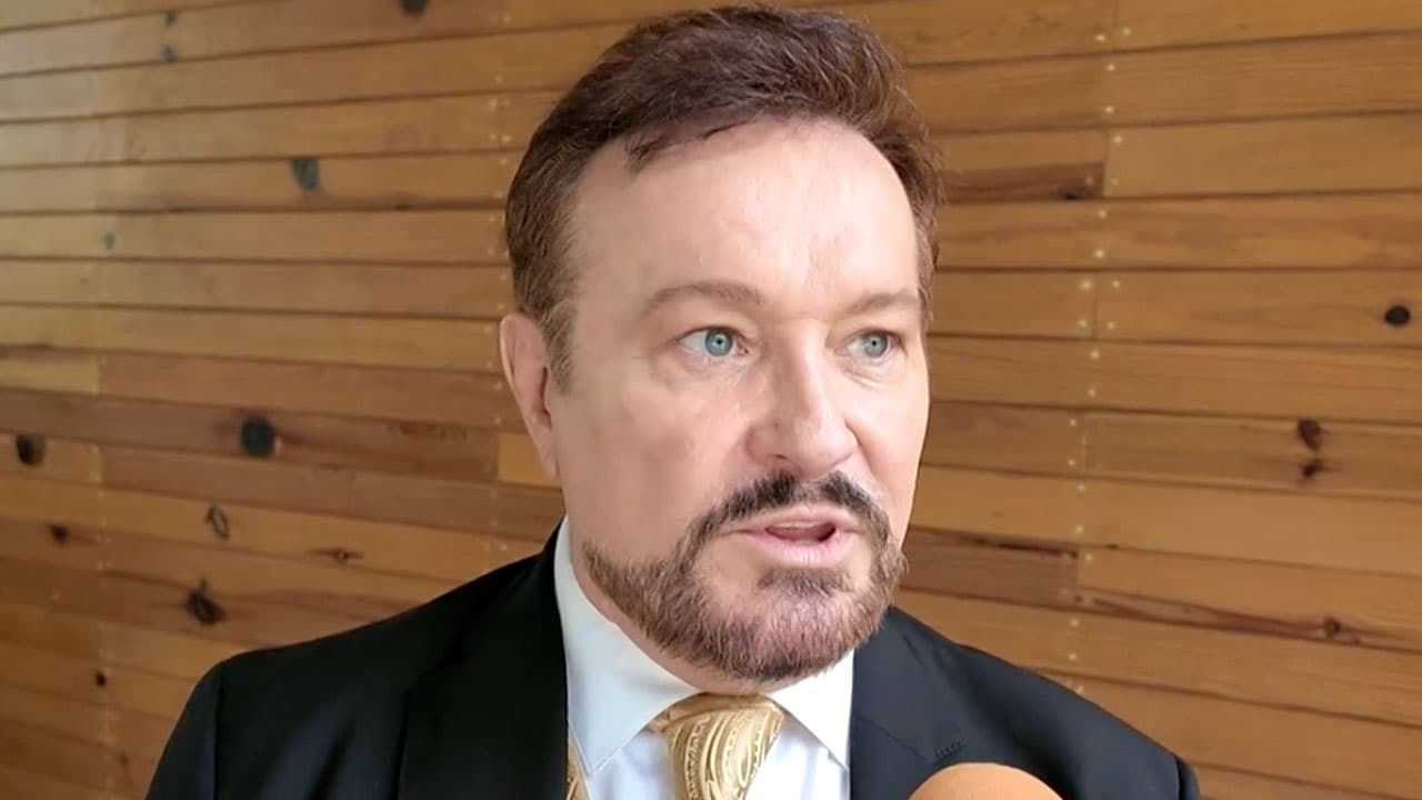 Arturo Peniche estrena look y responde si está a favor de los tratamientos estéticos