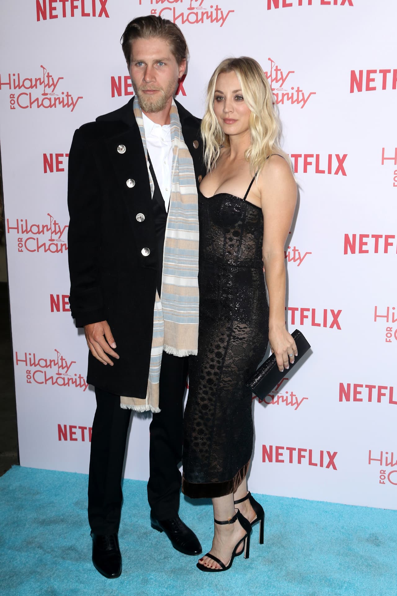 Karl Cook y Kaley Cuoco en la sexta entrega del evento Hilarity For Charity en Los Ángeles