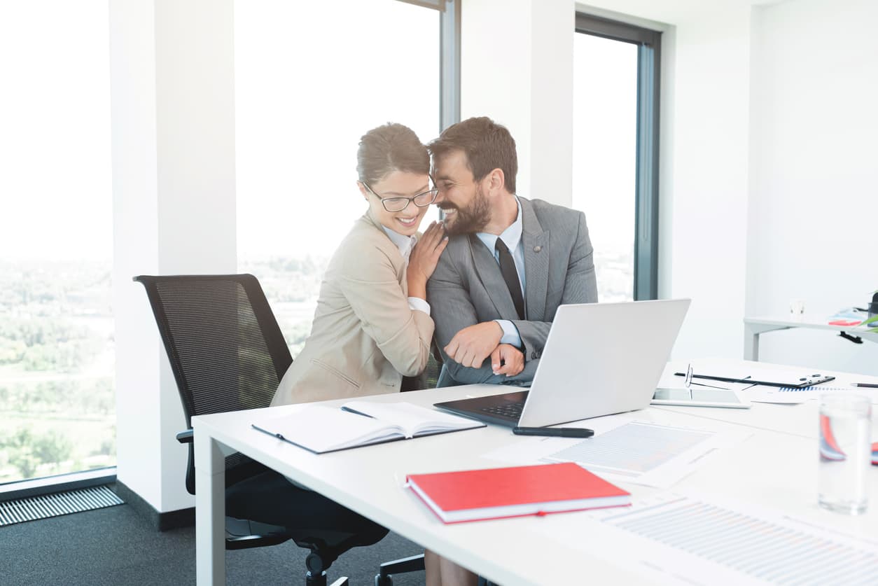 Amoríos con compañeros de la oficina: ¿Por qué son tan comunes?