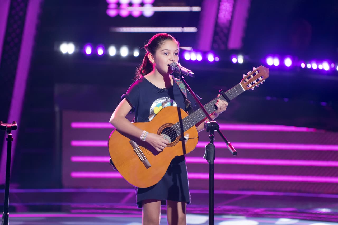 Emily Del Carmen interpretó ‘Solamente tú’ acompañada de su guitarra. Su gran talento se unió al Team Melendi.