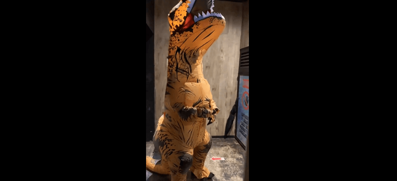 Marcus Ornellas se disfrazó de dinosaurio, sorprendiendo a su hijo Diego, quien no podía creerlo e incluso le pidió probarse el disfraz.