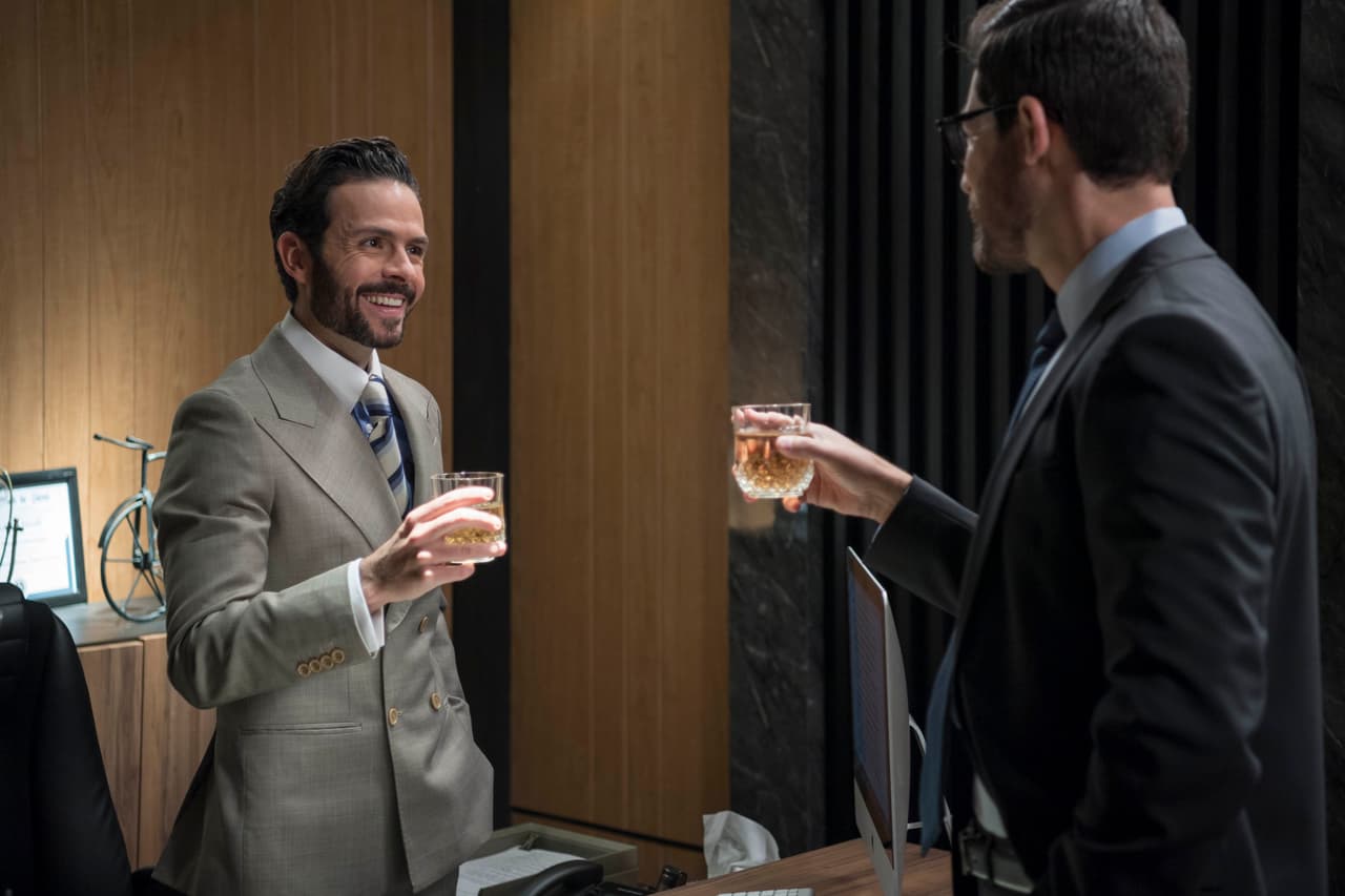 Brindemos con un buen whisky ¡Por la amistad! Roberto logra que Leonardo lo perdone.