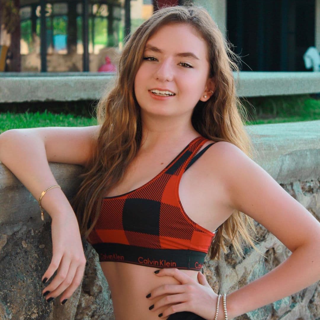Fernanda Sasse tiene 369 mil seguidores en su cuenta de Instagram y cuenta con 74 publicaciones que muestran algunas fotografías de su época infantil, mientras que sus post más actuales comparte cómo ha cambiado.