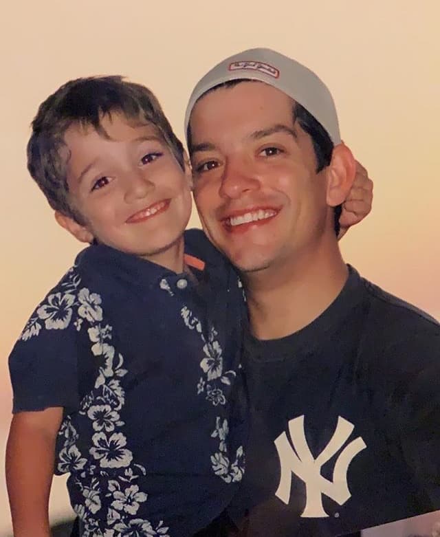 Tristan Othón Fierro nació el 12 de abril de 1998 en la ciudad de Tijuana, Baja California, y es fruto de la relación entre Yahir y Jaqueline Fierro.