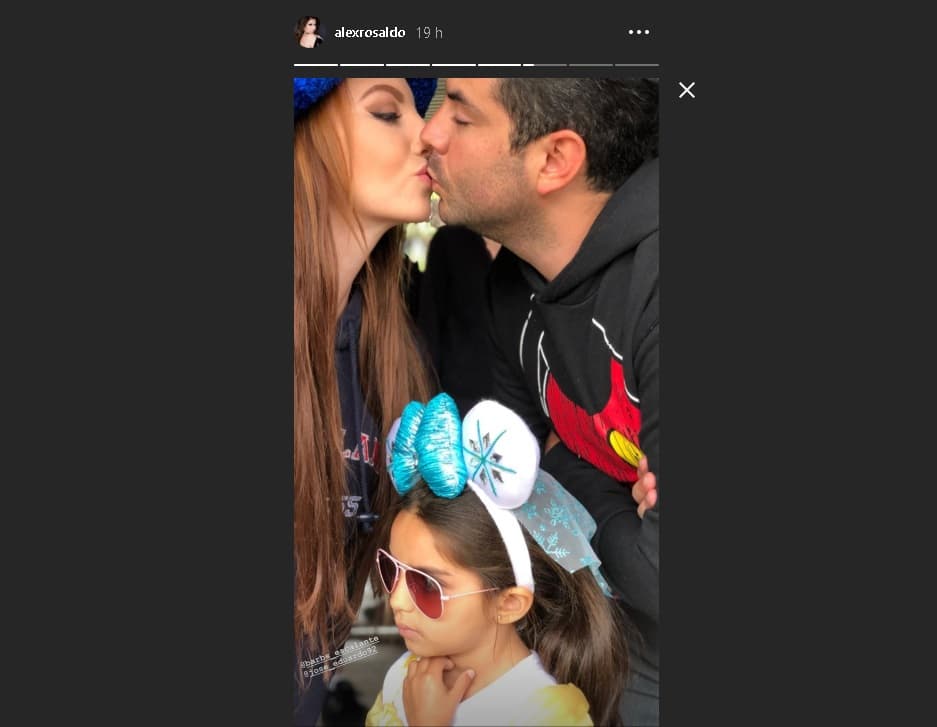 La pequeña protagonizó tiernas fotografías al lado de sus padres y junto a su medio hermano; incluso apareció en una imagen donde el actor aparece besando a su novia.