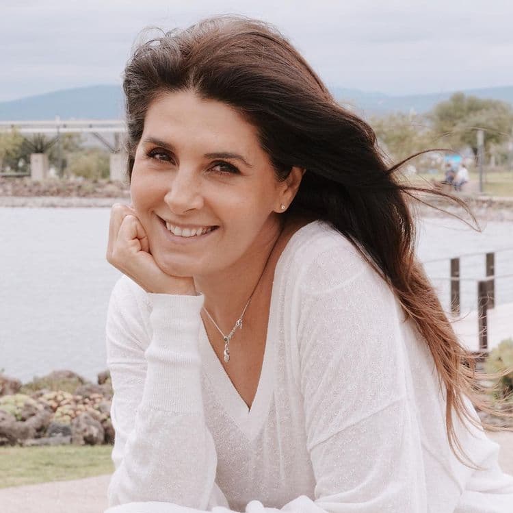 Mayrín Villanueva encabeza esta producción en el rol protagónico con el personaje de ‘Alicia Montiel’. La actriz regresa a la pantalla luego de formar parte de las telenovelas ‘Rubí’ y ‘Soltero con Hijas’.