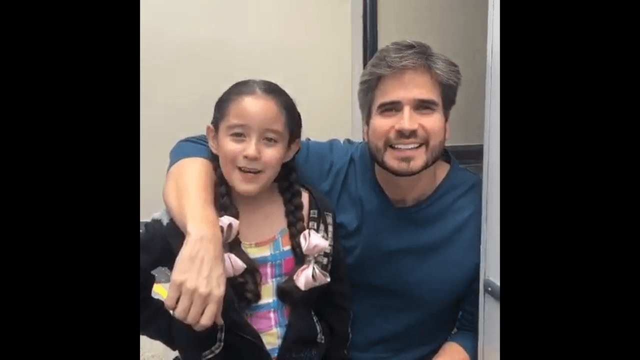 Sin embargo, hace unos días la pequeña protagonizó un emotivo reencuentro ni más ni menos que con Daniel Arenas, quien fuera su papá en la ficción.