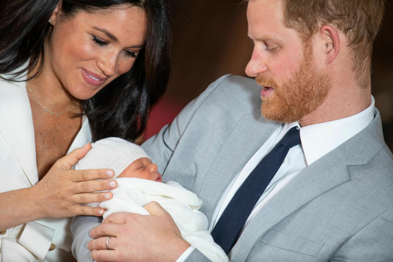 El duque de Sussex cargó en todo momento al pequeño, quien lució ropa blanca; mientras que la exactriz reveló lo mágico que han sido estos primeros días al lado del bebé, quien nació el pasado 6 de mayo.