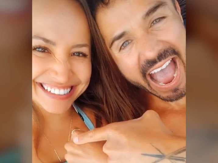 “Ya no somos novios, pero queríamos hacer este en vivo para decírselos juntos (…) Fue hermoso, de los noviazgos más bonitos, pero por falta de tiempo y por circunstancias no nos podíamos ver. Entonces decidimos seguir apostando por la amistad para que no hubiera roces y nos llevamos increíble”, precisó la actriz.