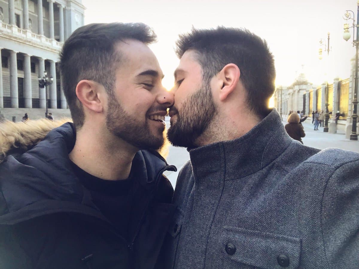 El beso entre una pareja gay es censurado por Instagram