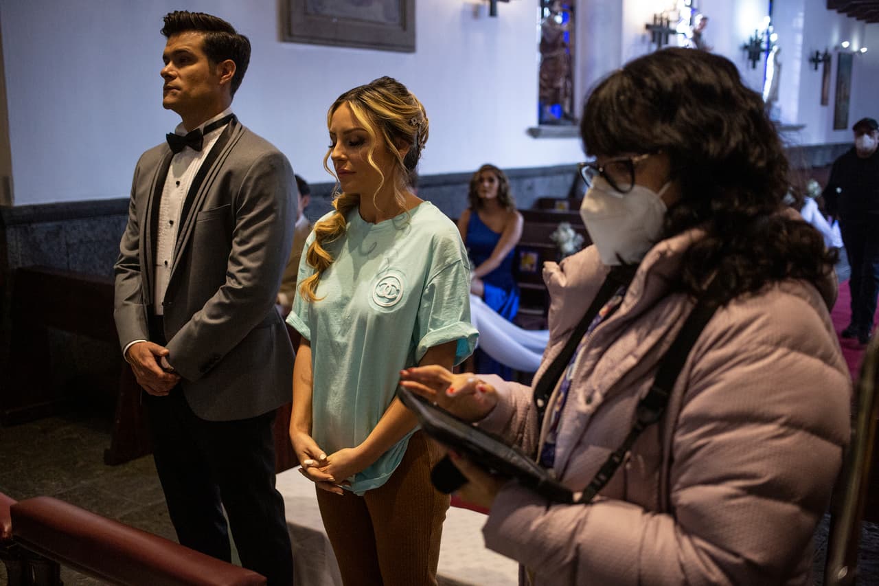 Previo a lucir el vestido de novia, Gema, acompañada de Brandon, ensayan la escena.