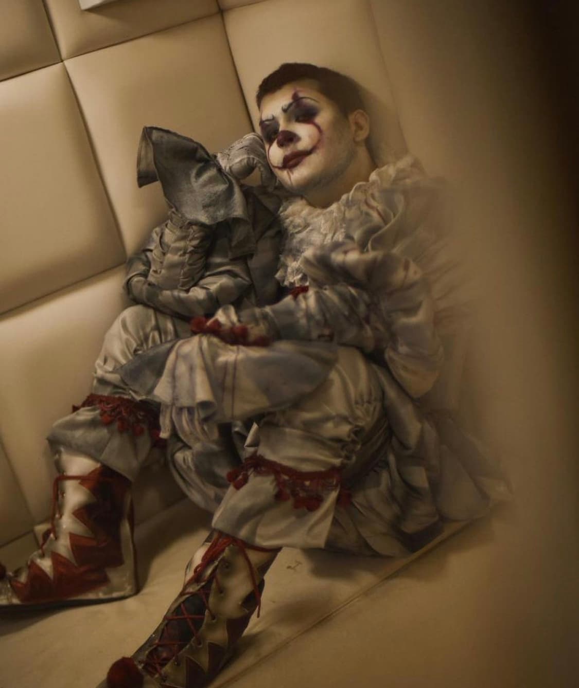 Curiosamente, el cantante Christian Nodal, quien es pareja de Belinda desde hace algunos meses, también eligió vestirse del mismo payaso, el cual apareció por primera vez en la novela de terror 'It', del escritor estadounidense Stephen King.