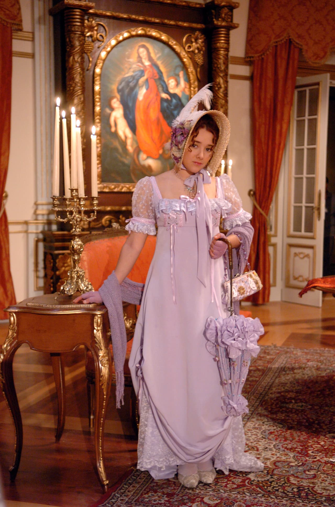 Sherlyn es la tierna y noble 'Marina', una joven que trabaja al servicio de 'Doña Isabel' (Mariana Karr).