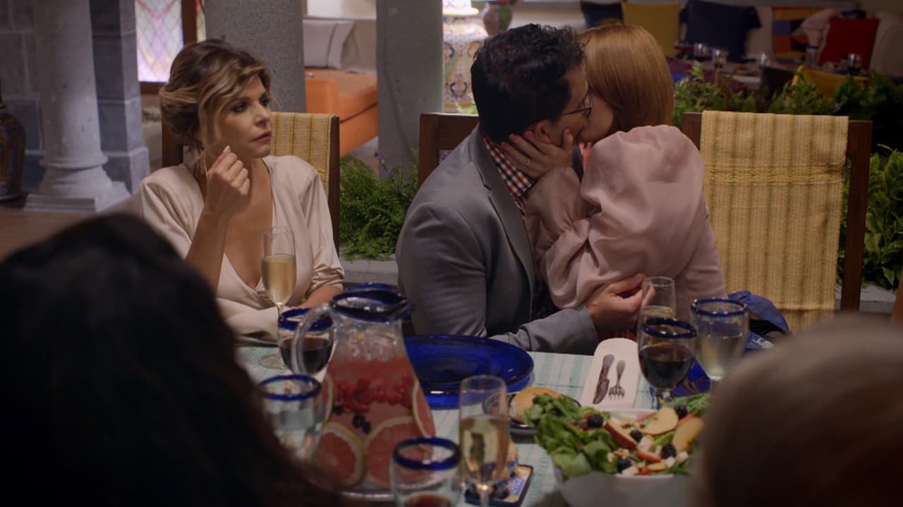 ‘Gladys’ es el personaje que interpreta Irán Castillo en ‘La Mexicana y El Güero’ y forma parte de la familia falsa que creó ‘Andrea Ibarrola’ (Itatí Cantoral). A través de los episodios, se puede ver que la joven manda señales a ‘Mario’ (Julio Camejo) que demuestran que está enamorada de él. A continuación, los revivimos.