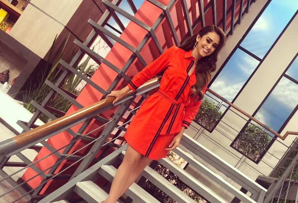 Yanet García presume pierna en diminuto short