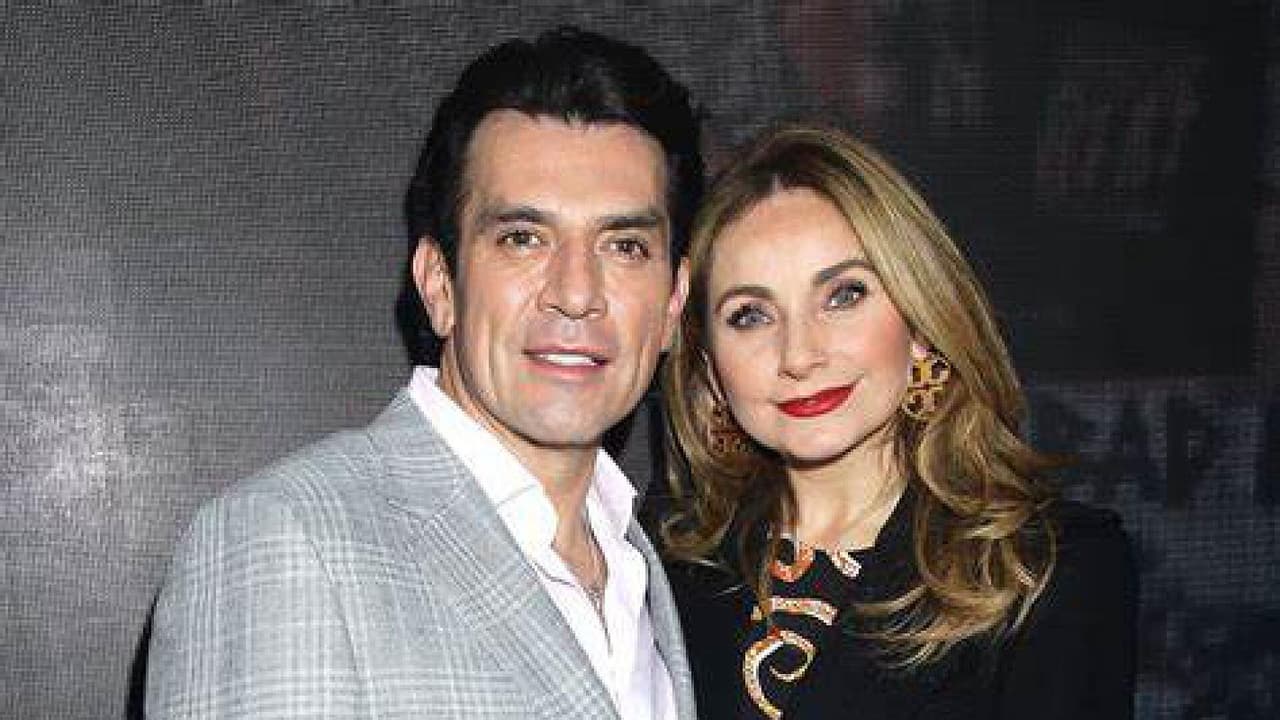 Jorge Salinas confiesa que Elizabeth Álvarez es quien “lleva los pantalones” en casa