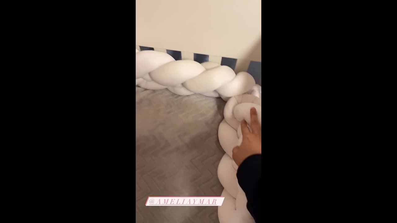 Tania Rincón dejó ver que su parte favorita de la cuna era la trenza que puso alrededor como protección para su bebé. “Esta trenza que está increíble que es para proteger a los niños, la amé. Casi todo es de Patricio, le heredó a la hermana”, detalló.