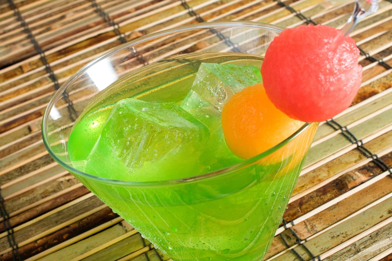 Midori. Esta bebida a base de melón, combinada con una limonada en una copa de cóctel hará que haya acción por la noche y a la mañana siguiente. ¡Pruébala!