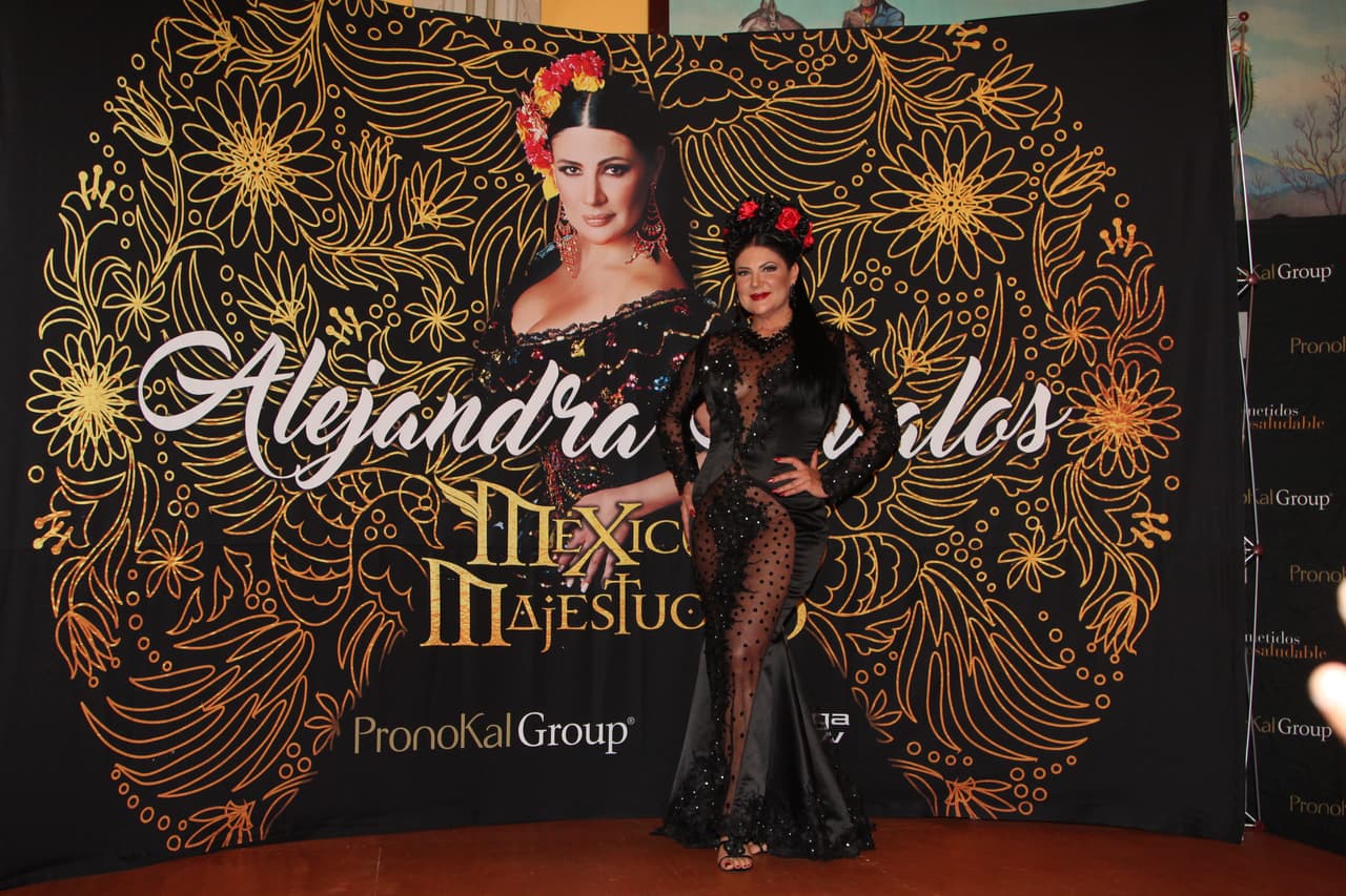 Este disco rinde homenaje a algunos de los cantantes y autores más destacados del siglo XX, incluyendo José Alfredo Jiménez, Juan Gabriel, Lola Beltrán y Jorge Negrete por destacar algunos.