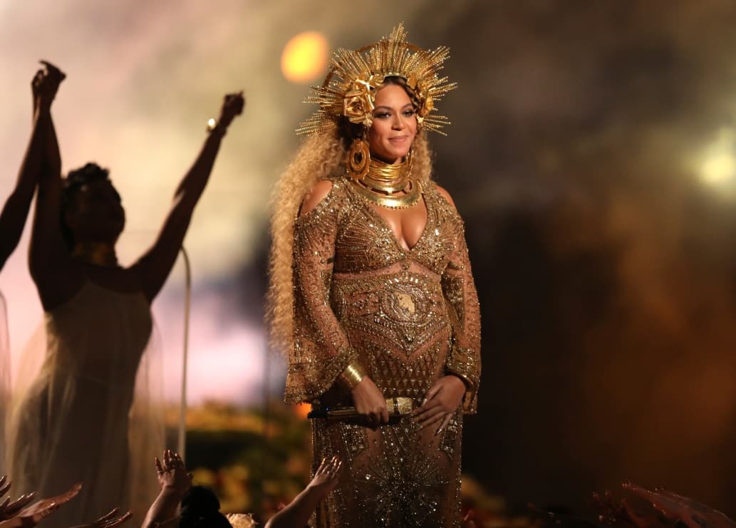 Beyoncé presentó un increíble espectáculo en los premios Grammy del 2017, donde lució su bella pancita con un atuendo dorado. En ese entonces, esperaba sus mellizos Rumi y Sir con su esposo Jay Z.