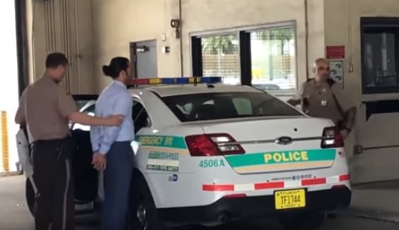 Además, estipuló que Pablo permaneciera en arresto domiciliario, portando un grillete localizador, le retiró el pasaporte y le prohibió conducir y consumir bebidas alcohólicas hasta que se esclarezca su situación legal.