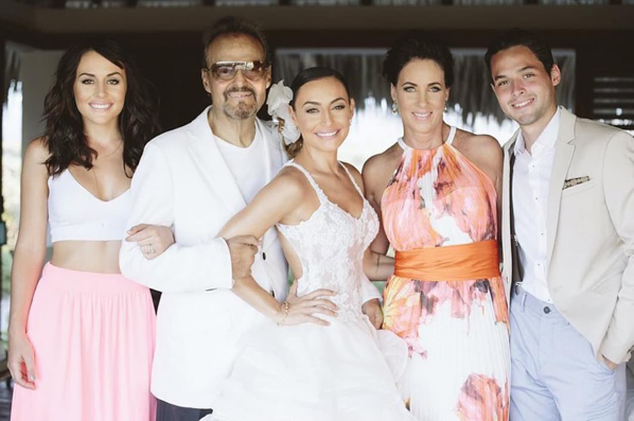 Zuria Vega es hija del fallecido actor Gonzalo Vega y al igual que sus hermanos, Marimar y Gonzalo Jr., la actriz ha demostrado en telenovelas y películas que heredó el talento de su padre.