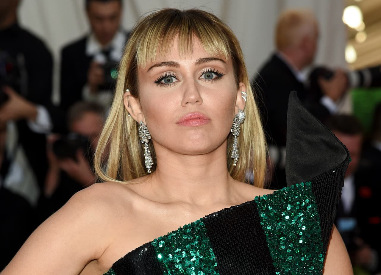 Miley Cyrus. Su papel de “Hannah Montana” la hizo alcanzar el éxito, sin embargo, la fama no fue fácil de sobrellevar para la actriz, quien en entrevista con Jimmy Fallon admitió su adicción a la marihuana.