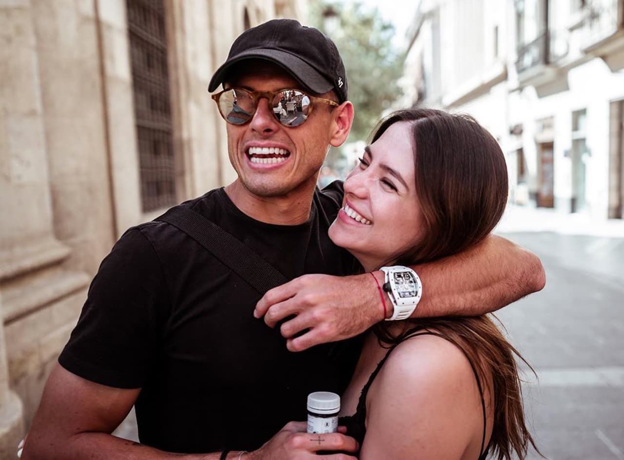 Esposa de Chicharito responde a las críticas por vestir a su hijo con poca ropa