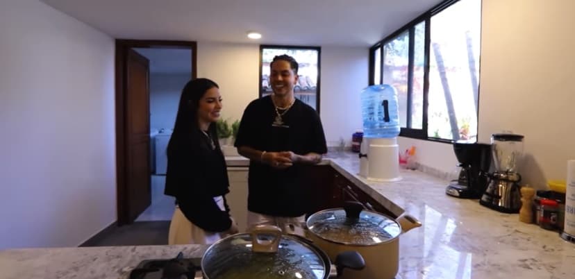 Uno de los espacios que aún no han atendido es la cocina, pues se mostró que apenas tienen lo indispensable. Además, Kimberly quiso despistar a sus seguidores diciendo que ella cocinaba, pero rápidamente la influencer dijo que era una broma.