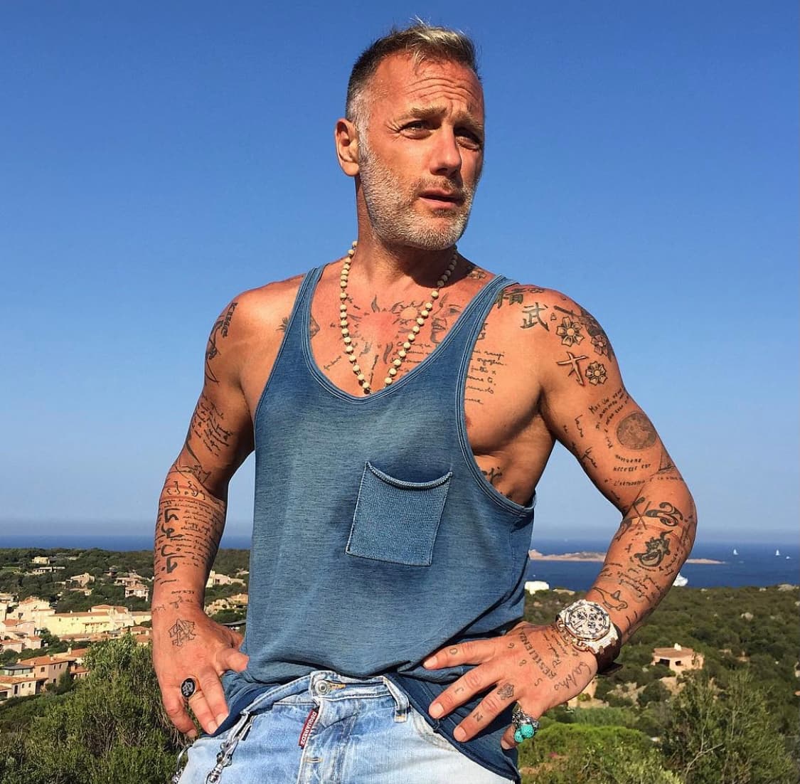 Curiosamente, ahora con 53 años, luce un look mucho más juvenil que le ha generado millones de fans alrededor del globo.