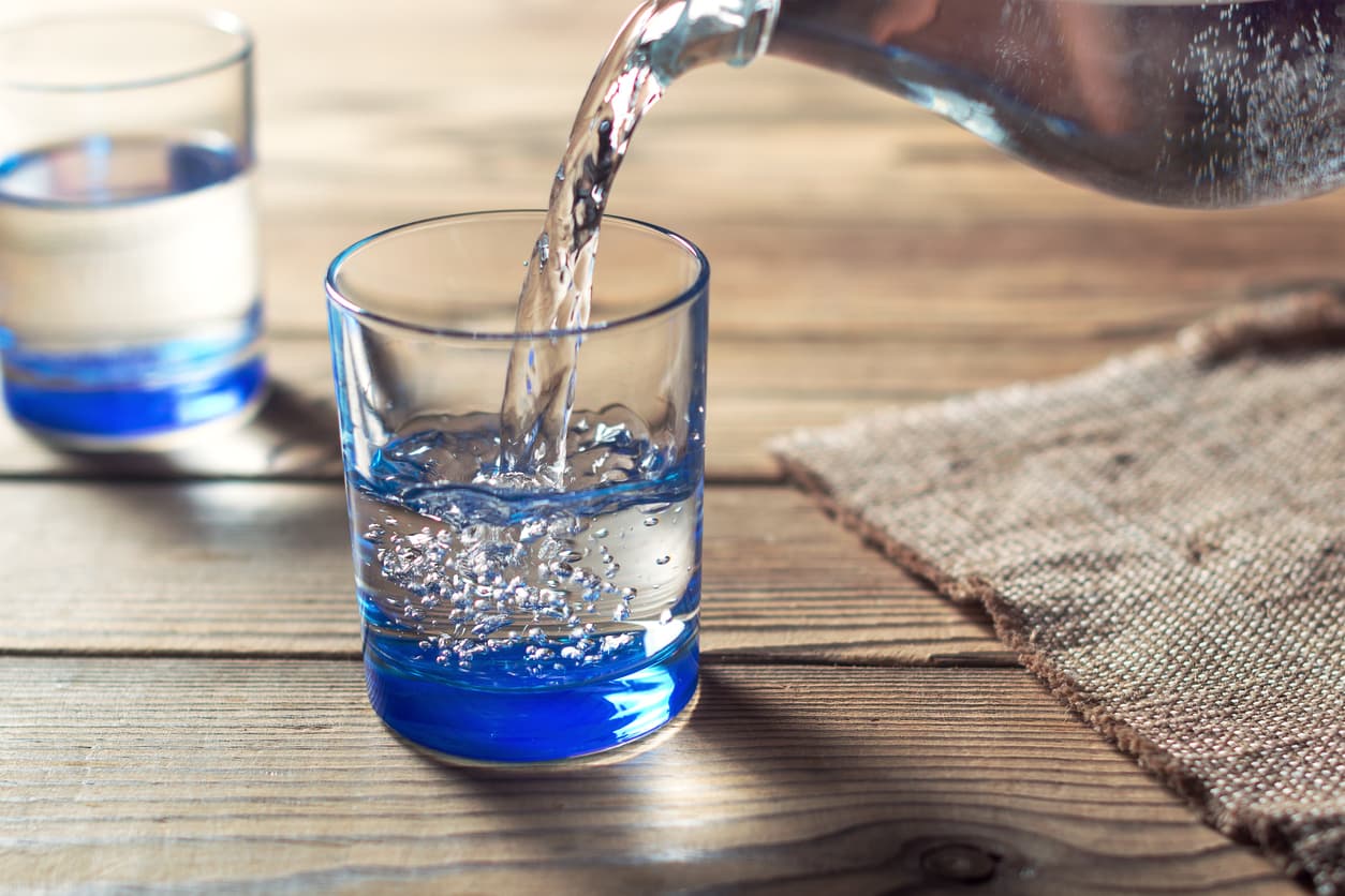 ¿El agua con gas engorda?