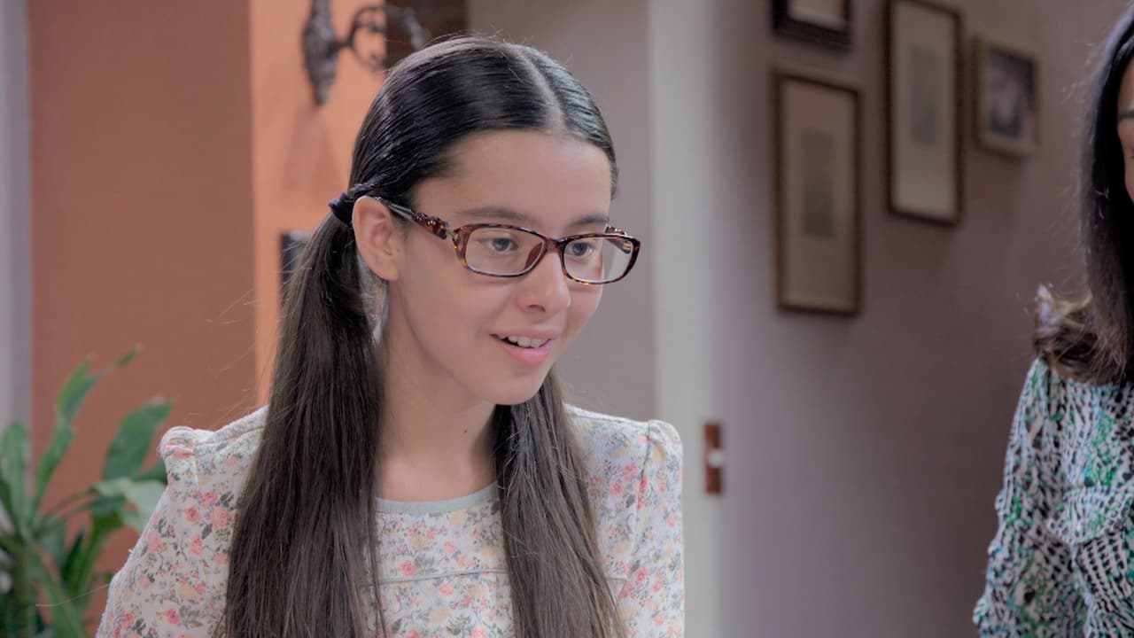 Probablemente, uno de los cambios más dramáticos lo sufre 'Areli', Emilia Berjon en la ficción. Esta adolescente de 13 años, en una búsqueda por encontrar su estilo personal, experimenta con algunos peinados.
